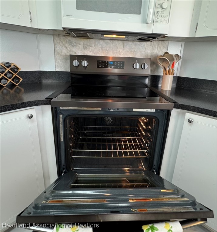2940 Louis Street Sebring, FL 33872 - Photo 27 of 47 a stove top oven sitting inside of a kitchen