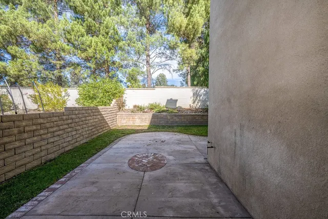 a view of a back yard