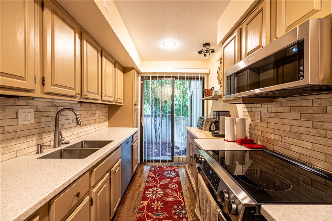 957 East Avenue Rochester, NY 14607 - Photo 9 of 27