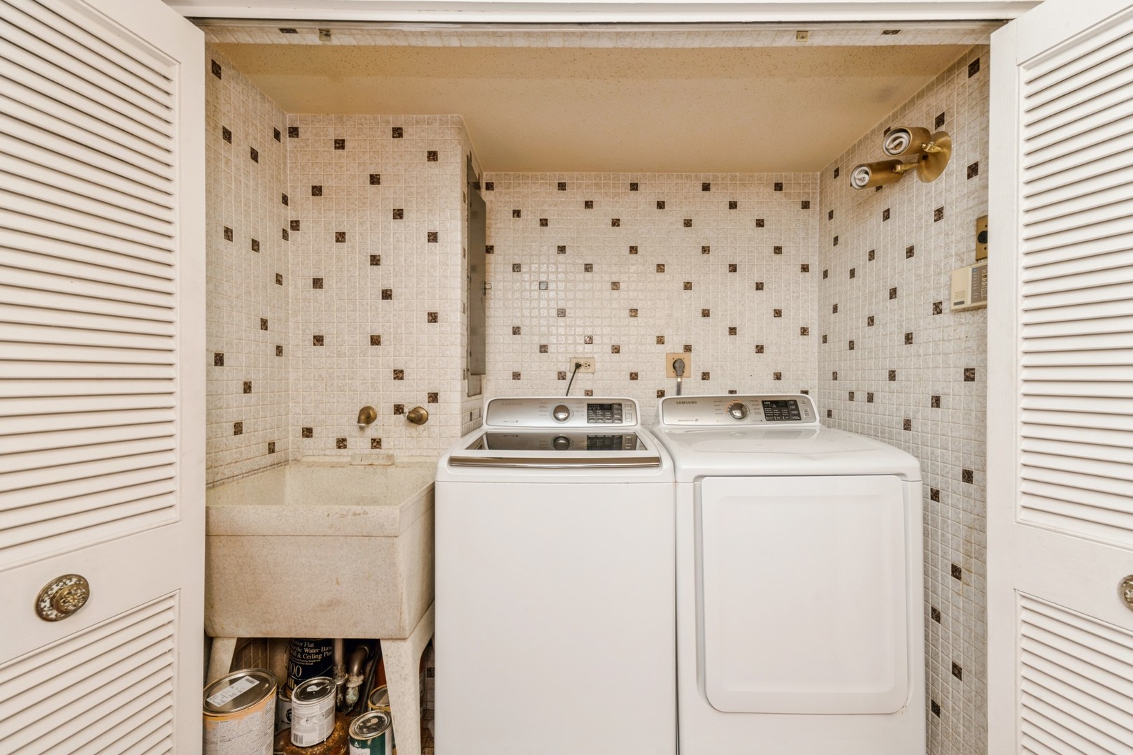 5471 South Hyde Park Boulevard, Unit 16AB Chicago, IL 60615 - Photo 15 of 18 a utility room with dryer and washer