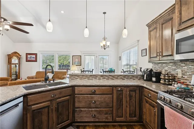 $364,900 | 610 East Porter Ridge Court, Kearney, MO 64060