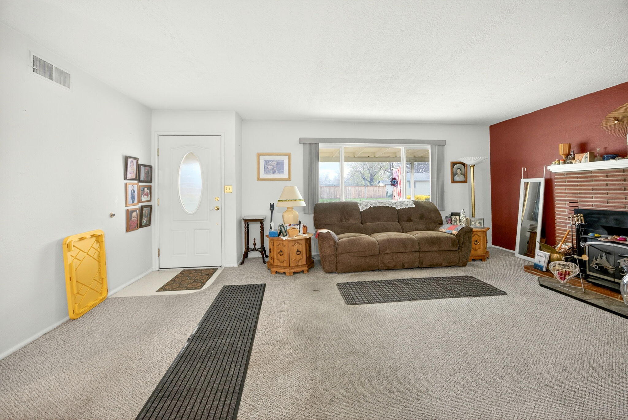 709 Lawnsdale Road Medford, OR 97504 - Photo 12 of 36 Living Room - Front Entry