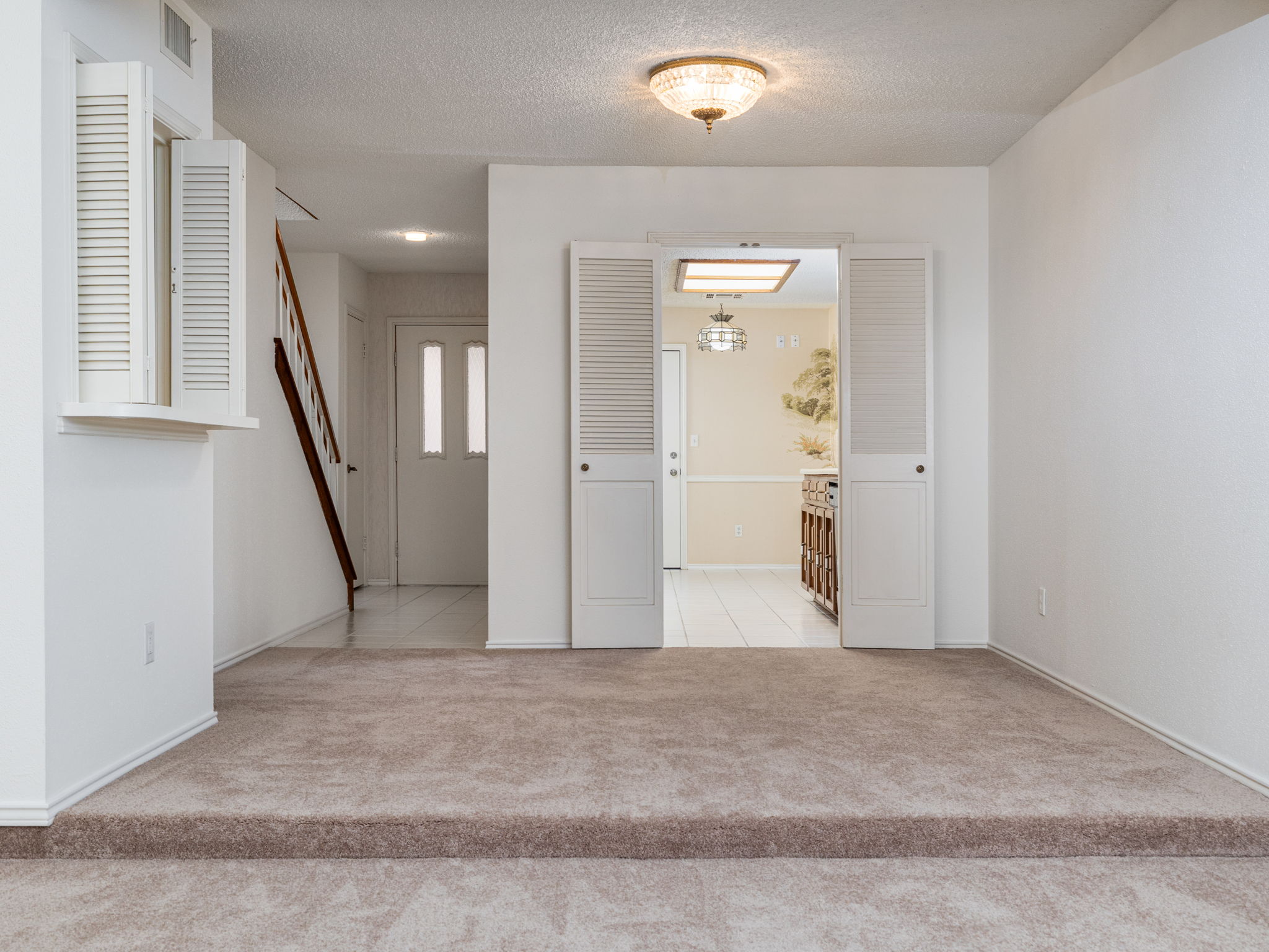8216 Summer Side Drive Austin, TX 78759 - Photo 11 of 32 The dining area looking into the kitchen