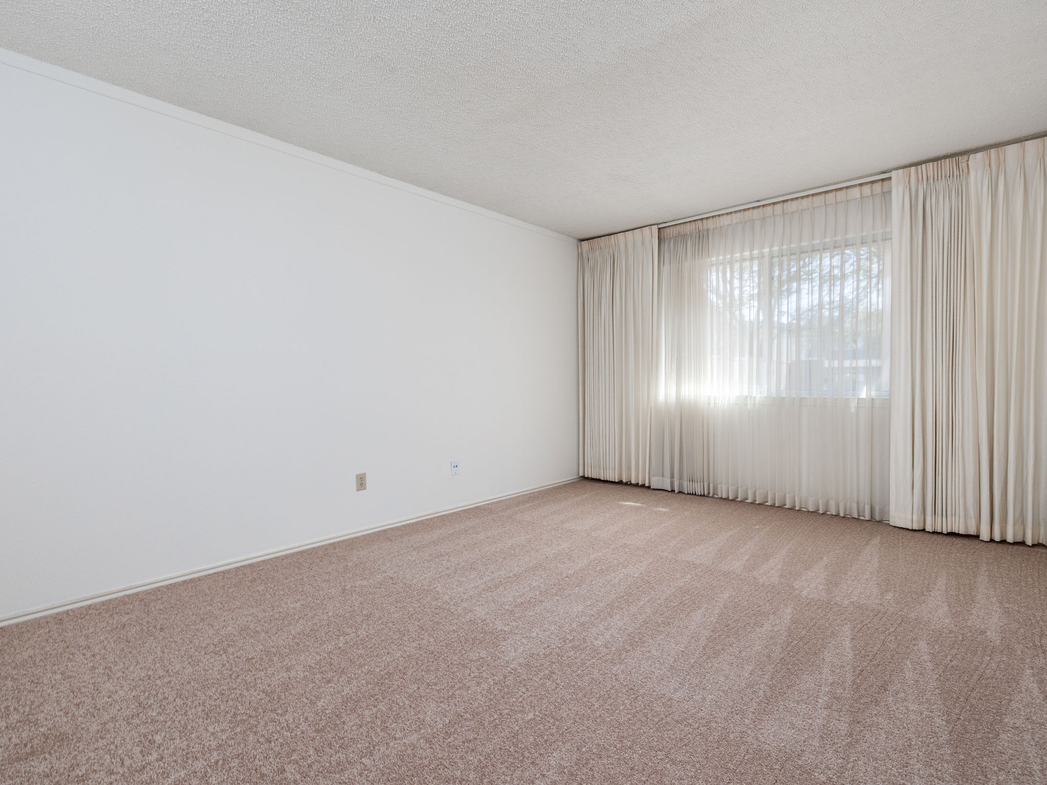 8216 Summer Side Drive Austin, TX 78759 - Photo 19 of 32 The primary bedroom on the first floor