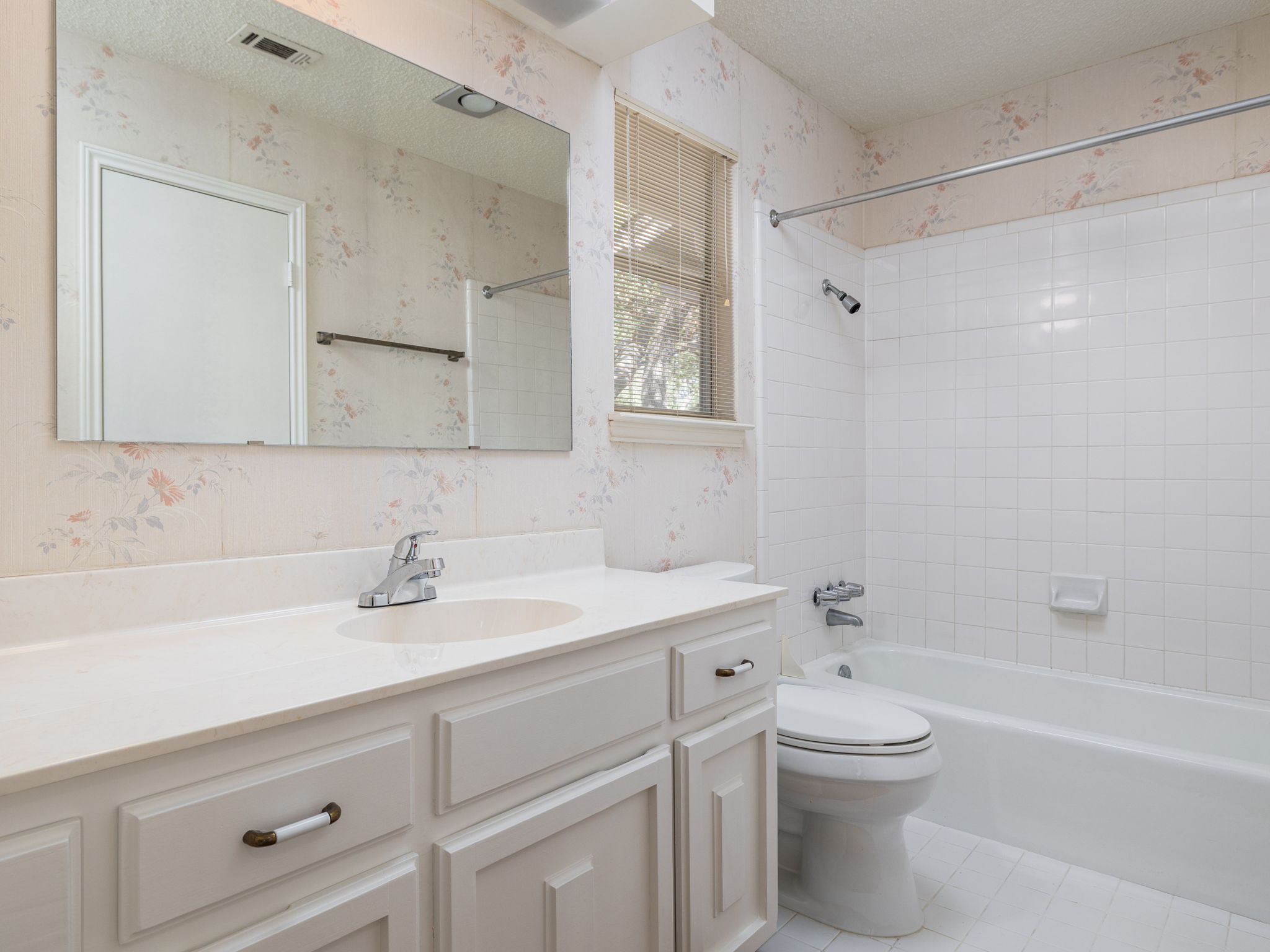 8216 Summer Side Drive Austin, TX 78759 - Photo 24 of 32 The second bathroom upstairs