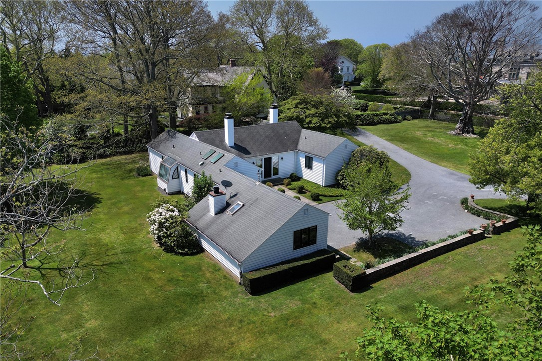 18 Ledge Road Newport, RI 02840 - Photo 2 of 32