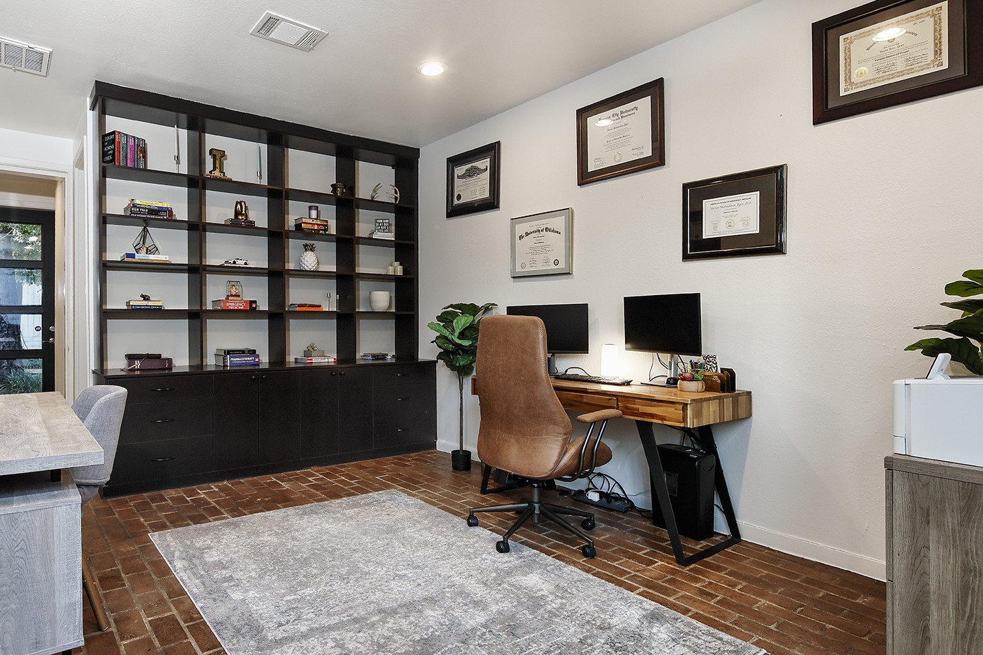 10 West Shady Lane Houston, TX 77063 - Photo 14 of 49 a view of a workspace with furniture and a bookshelf