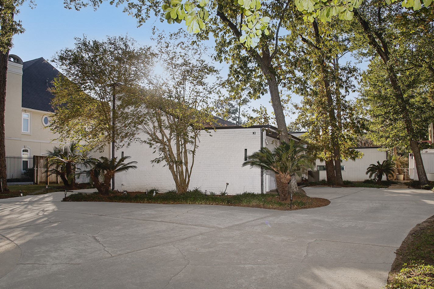 10 West Shady Lane Houston, TX 77063 - Photo 3 of 49 a view of a house with a tree