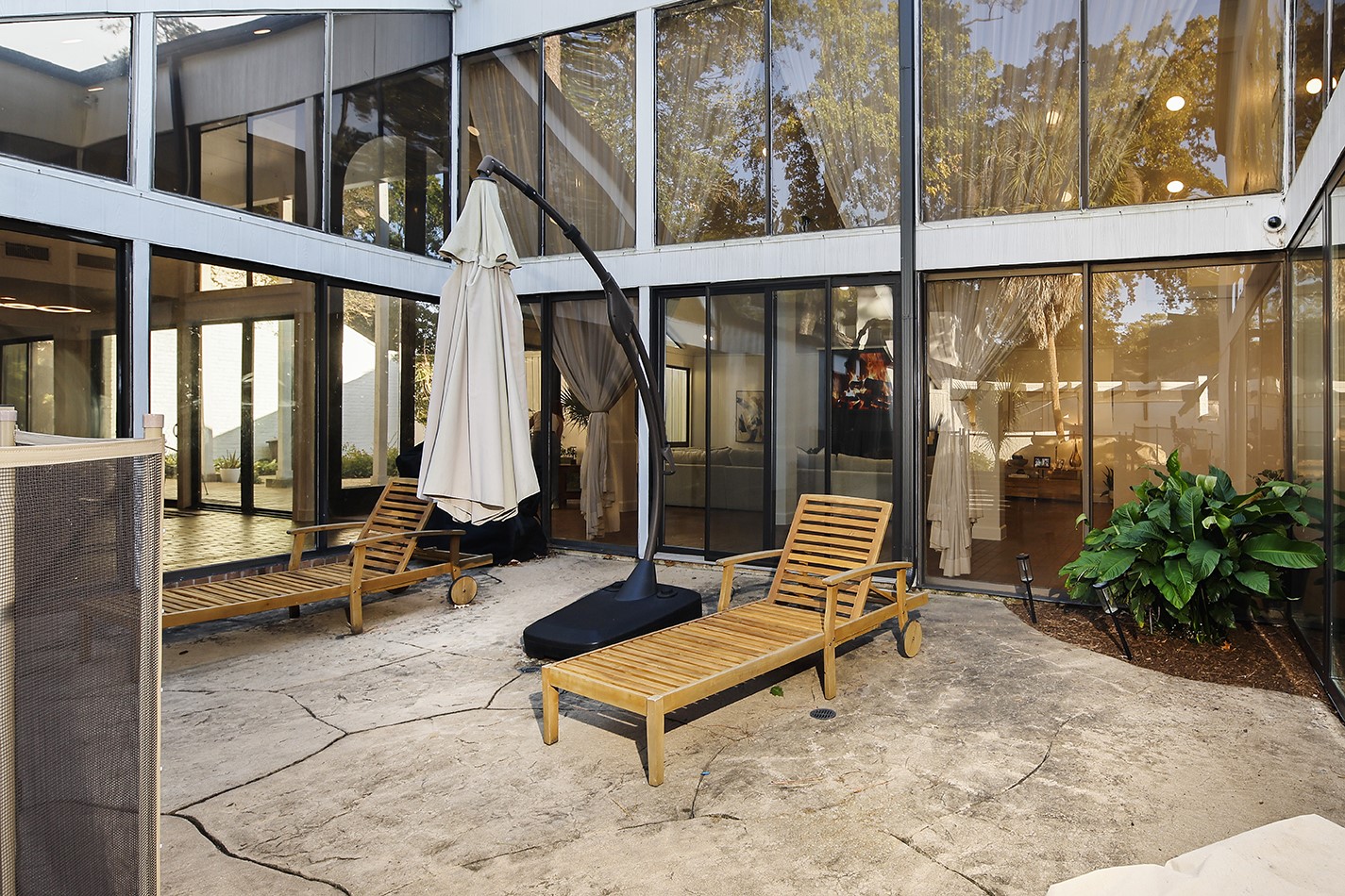 10 West Shady Lane Houston, TX 77063 - Photo 39 of 49 a building outdoor space with seating