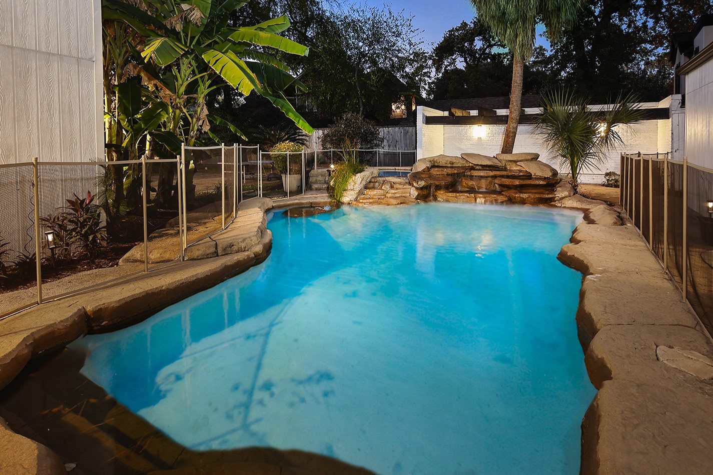 10 West Shady Lane Houston, TX 77063 - Photo 44 of 49 a view of a small yard