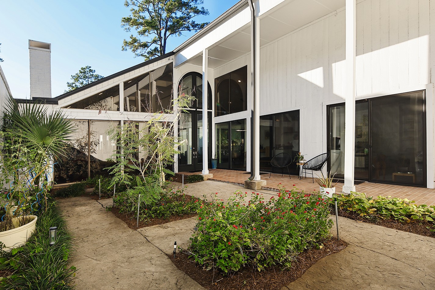 10 West Shady Lane Houston, TX 77063 - Photo 7 of 49 a front view of a house with garden