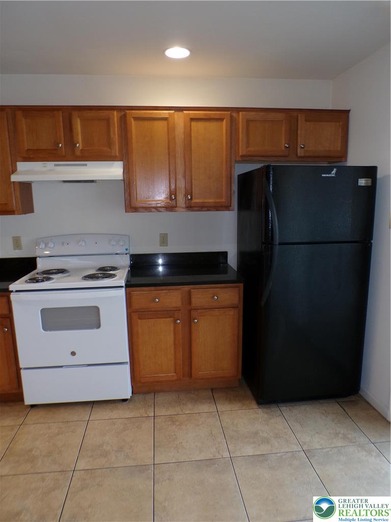 1013 Devonshire Road Allentown, PA 18103 - Photo 5 of 14 Brand new stove. Refrigerator