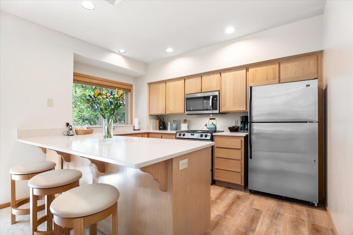 57353 Beaver Ridge Loop, Unit 20C1 Sunriver, OR 97707 - Photo 8 of 19 08-Kitchen