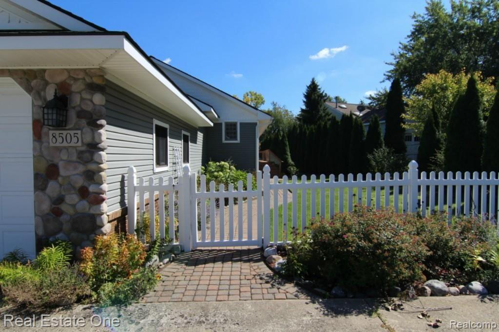8505 Waumegah Road Clarkston, MI 48348 - Photo 1 of 18 IMG_0967 (1280x853).jpg