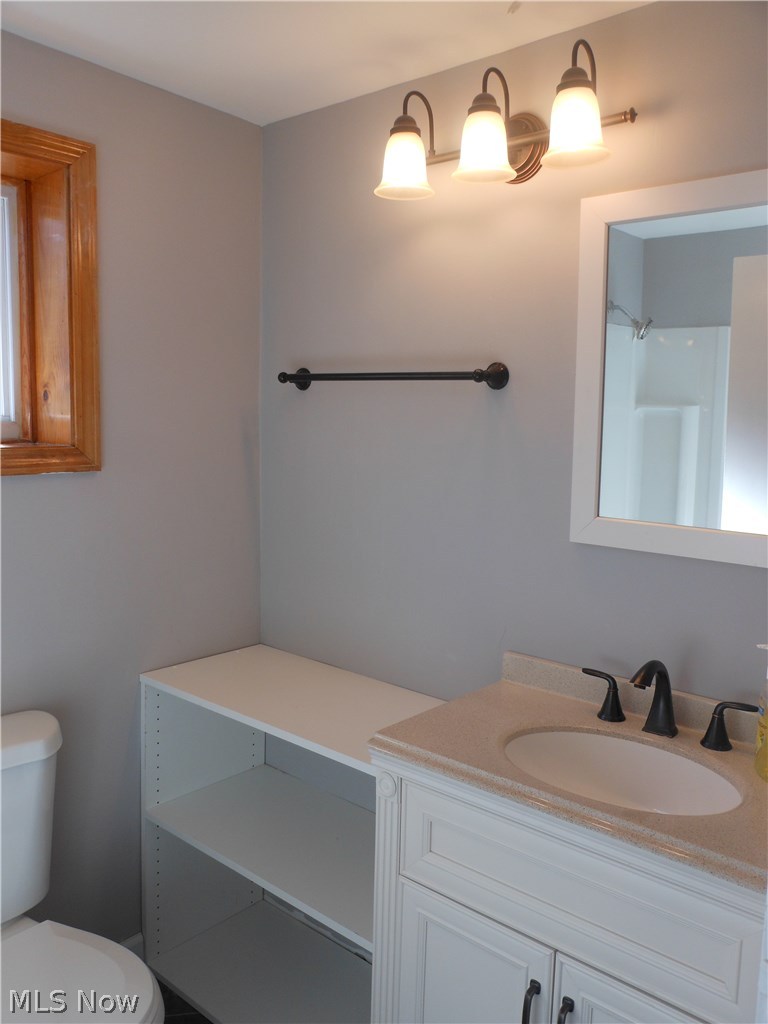 7176 Chestnut-Ridge Road Hubbard, OH 44425 - Photo 12 of 25 1st Floor Full Bath showing newer vanity & lighting.