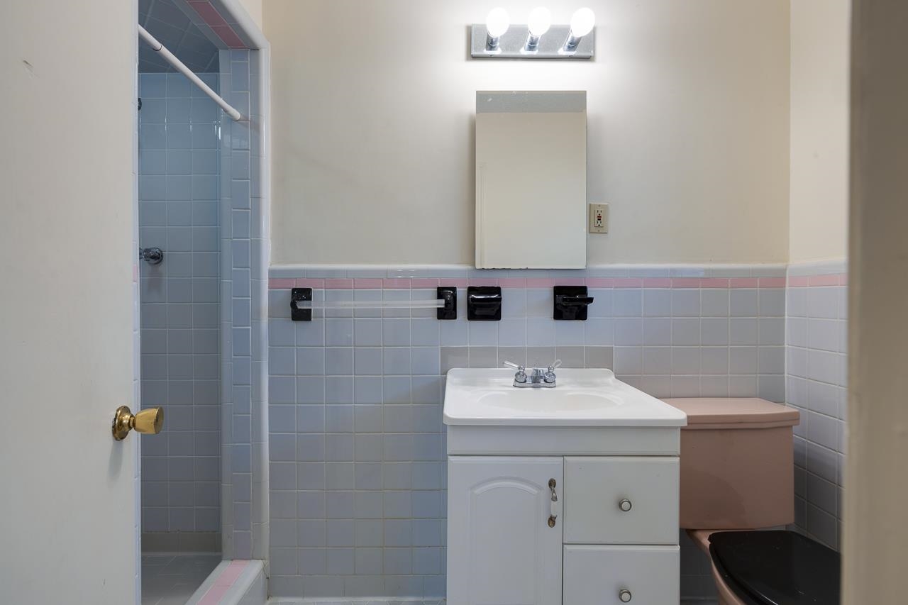 5673 Normandy Road Memphis, TN 38120 - Photo 27 of 39 a bathroom with a sink toilet and mirror