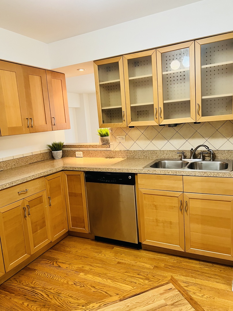 9001 Golf Road, Unit 2I Des Plaines, IL 60016 - Photo 6 of 20