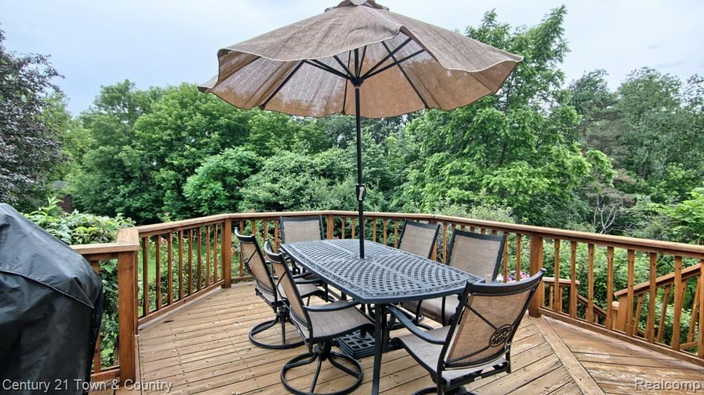 172 Grosvenor Drive Rochester, MI 48307 - Photo 35 of 38 Deck_2nd_View.jpg