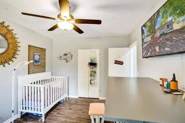 a view of livingroom with furniture and ceiling fan