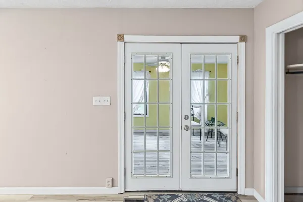 a view of livingroom with furniture