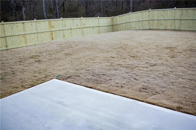 a view of a backyard