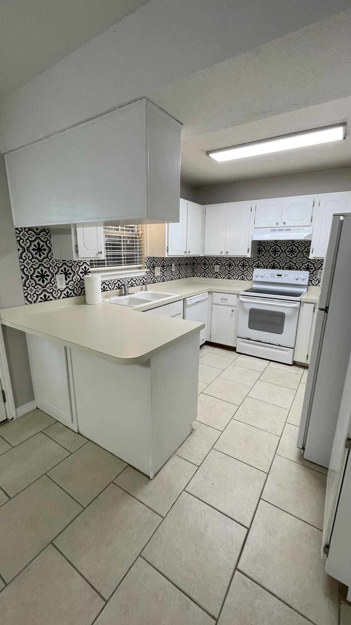 1810 Hurlburt Road, Unit 4 Fort Walton Beach, FL 32547 - Photo 3 of 12 EC646275-73BC-4E2C-AF38-9DB80D45D36F