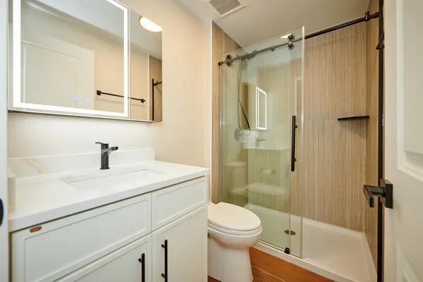 $2,695 | 5200 North Winthrop Avenue, Unit GN, Chicago, IL 60640