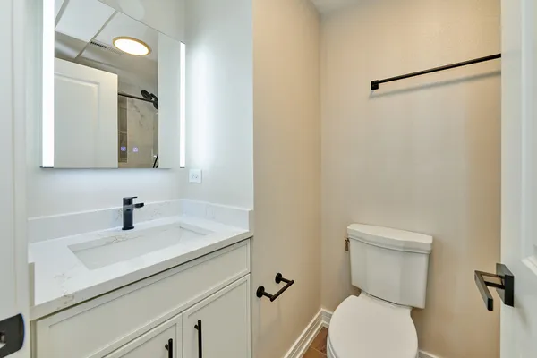 $2,695 | 5200 North Winthrop Avenue, Unit GN, Chicago, IL 60640