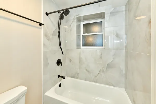 $2,695 | 5200 North Winthrop Avenue, Unit GN, Chicago, IL 60640