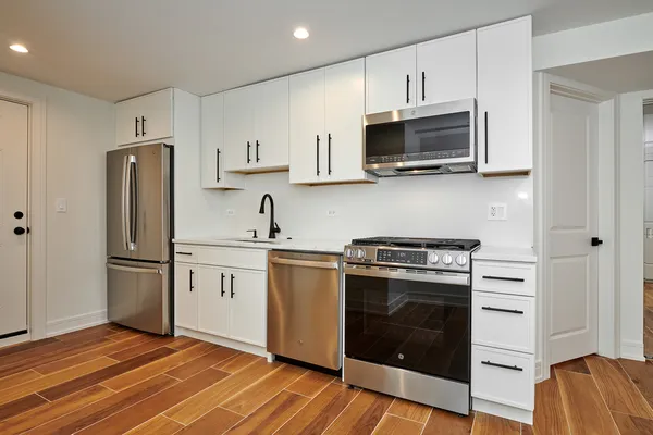 $2,695 | 5200 North Winthrop Avenue, Unit GN, Chicago, IL 60640