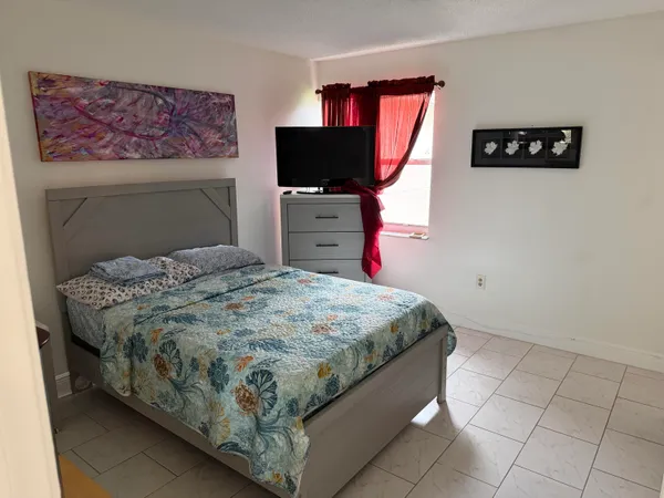 $1,700 | 502 Davis Road, Unit 6, Palm Springs, FL 33461