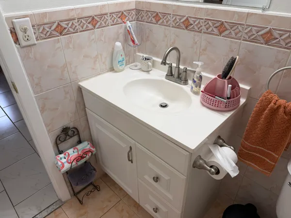 $1,700 | 502 Davis Road, Unit 6, Palm Springs, FL 33461