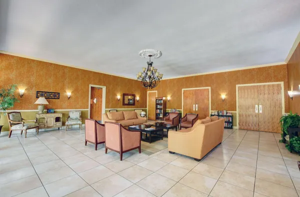 $1,700 | 502 Davis Road, Unit 6, Palm Springs, FL 33461