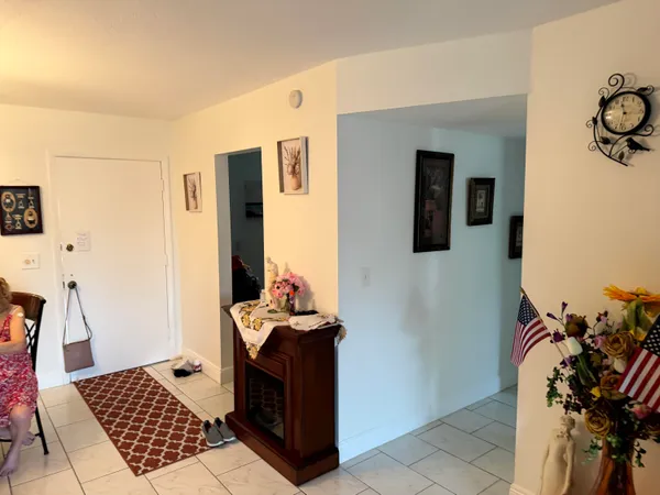 $1,700 | 502 Davis Road, Unit 6, Palm Springs, FL 33461