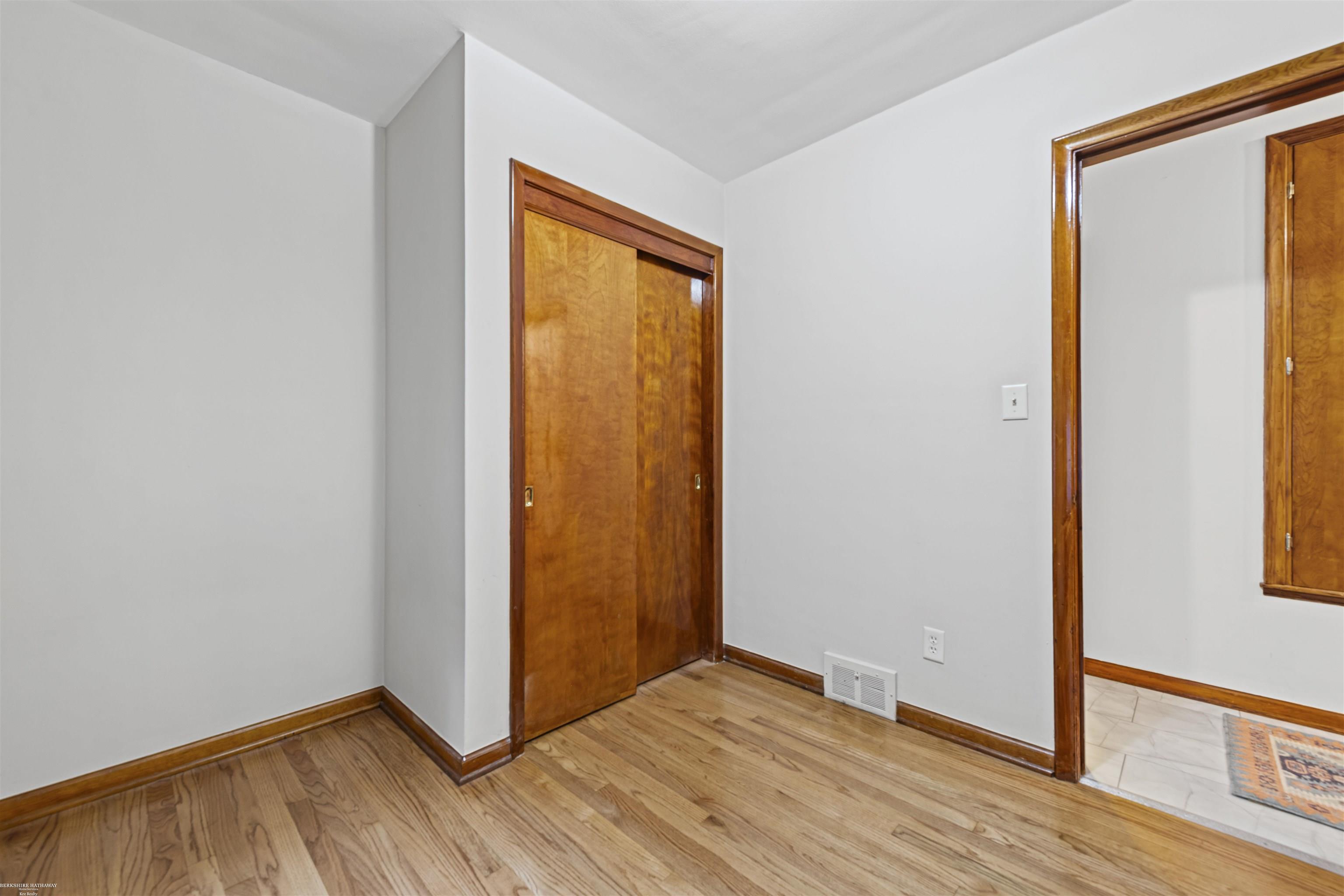 2147 Roslyn Road Grosse Pointe Woods, MI 48236 - Photo 9 of 32