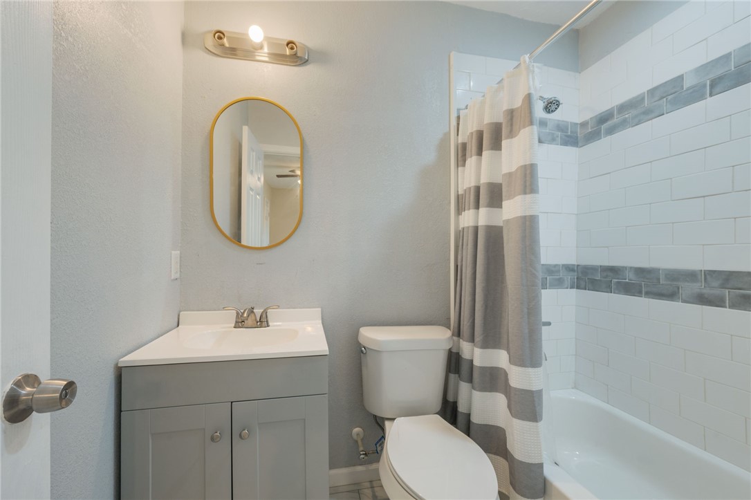 401 East 3rd Street Hearne, TX 77859 - Photo 14 of 24 a bathroom with a toilet sink and shower