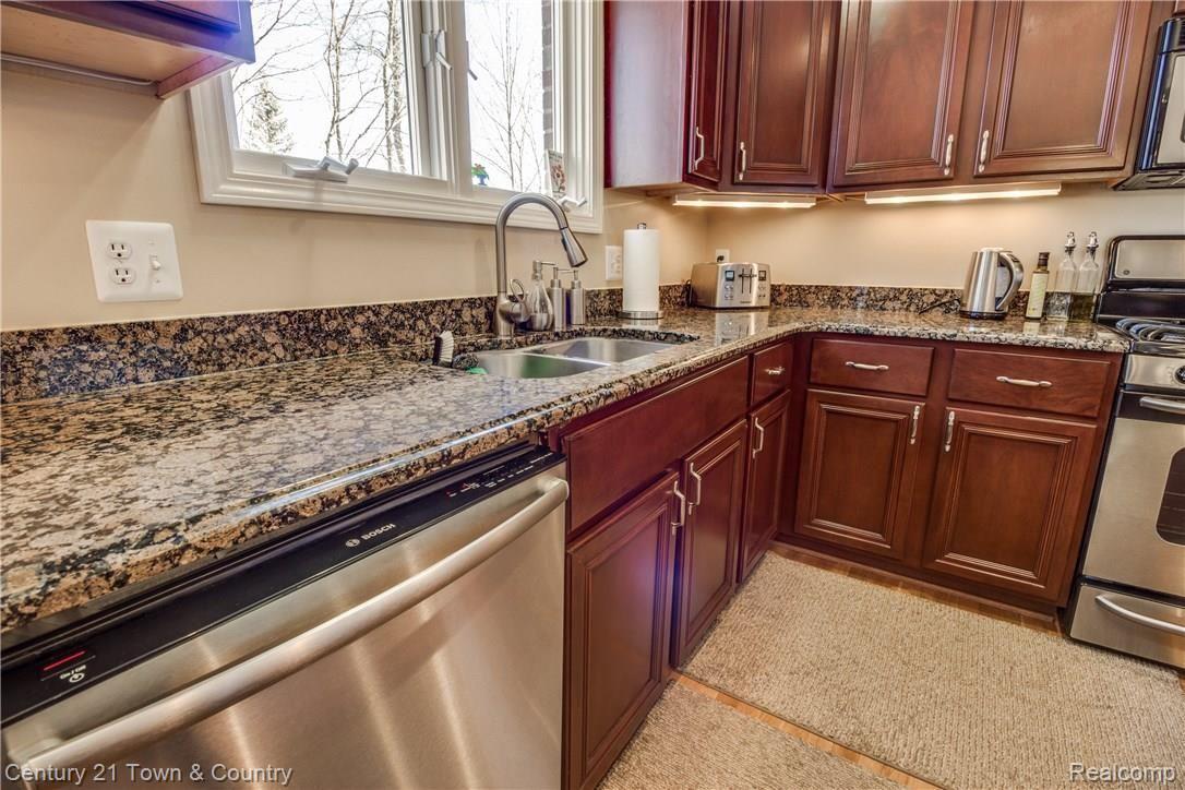 443 Mystic Valley Rochester, MI 48307 - Photo 17 of 56 interiors-17.jpg