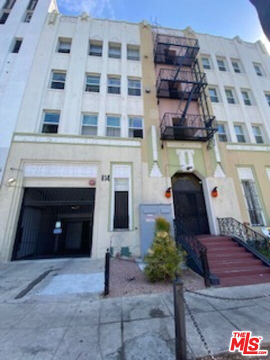 814 South Hobart Boulevard, Unit 410 Los Angeles, CA 90005 - Photo 1 of 22 a large building with a outdoor space