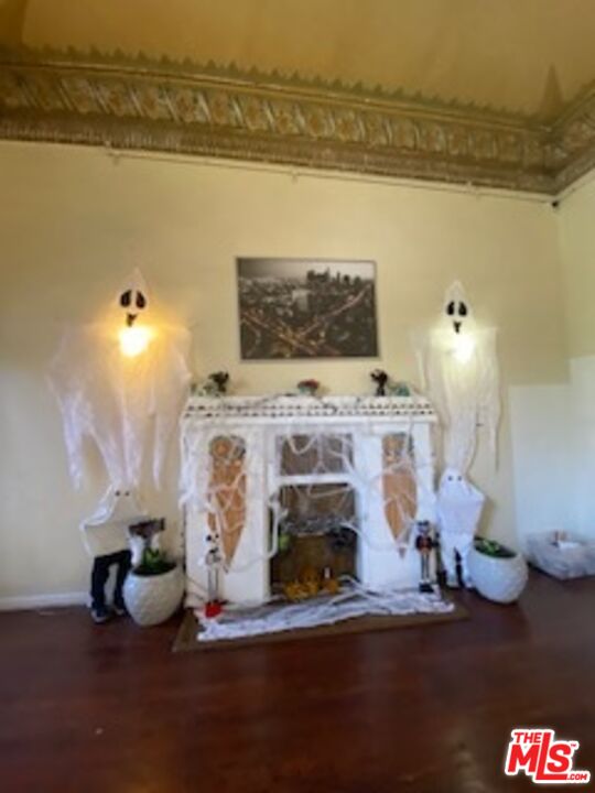 814 South Hobart Boulevard, Unit 410 Los Angeles, CA 90005 - Photo 2 of 22 a room with table and chairs