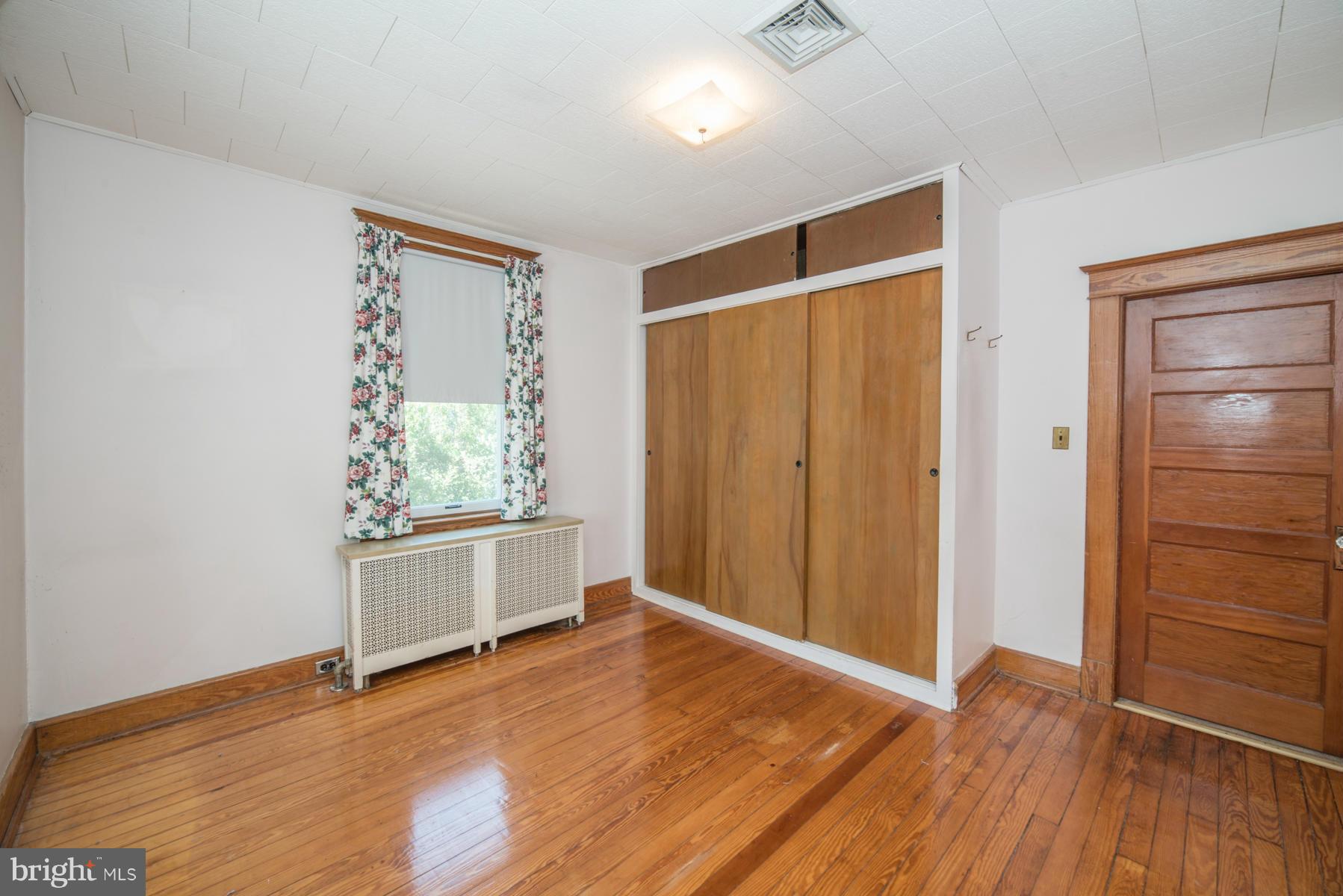 5415 Highview Road Baltimore, MD 21227 - Photo 14 of 25 an empty room with wooden floor and windows