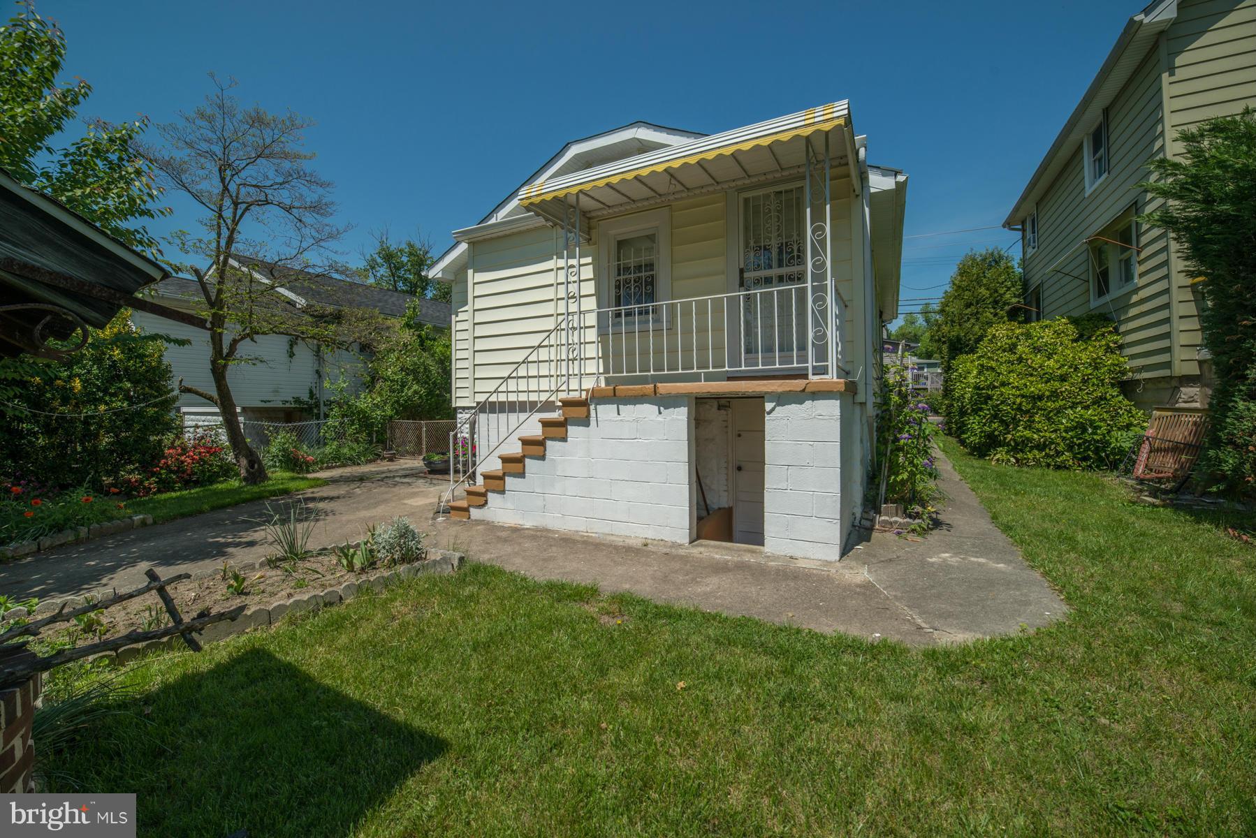 5415 Highview Road Baltimore, MD 21227 - Photo 23 of 25 a front view of a house with a yard