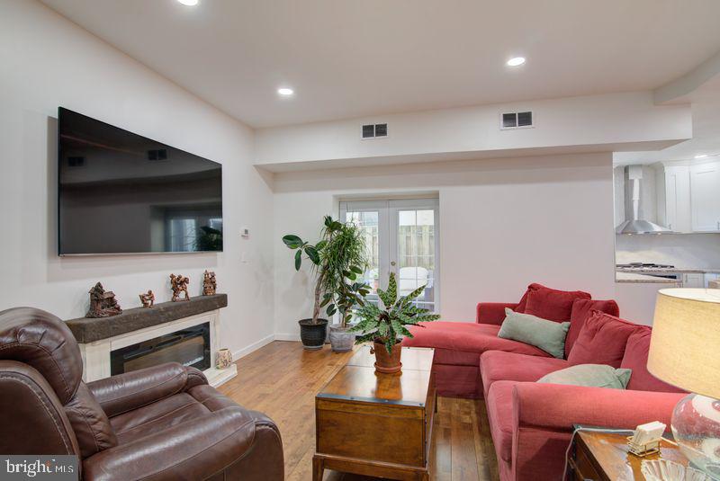 1669 Columbia Road Northwest, Unit 113 Washington, DC 20009 - Photo 5 of 38 Spacious Living Room