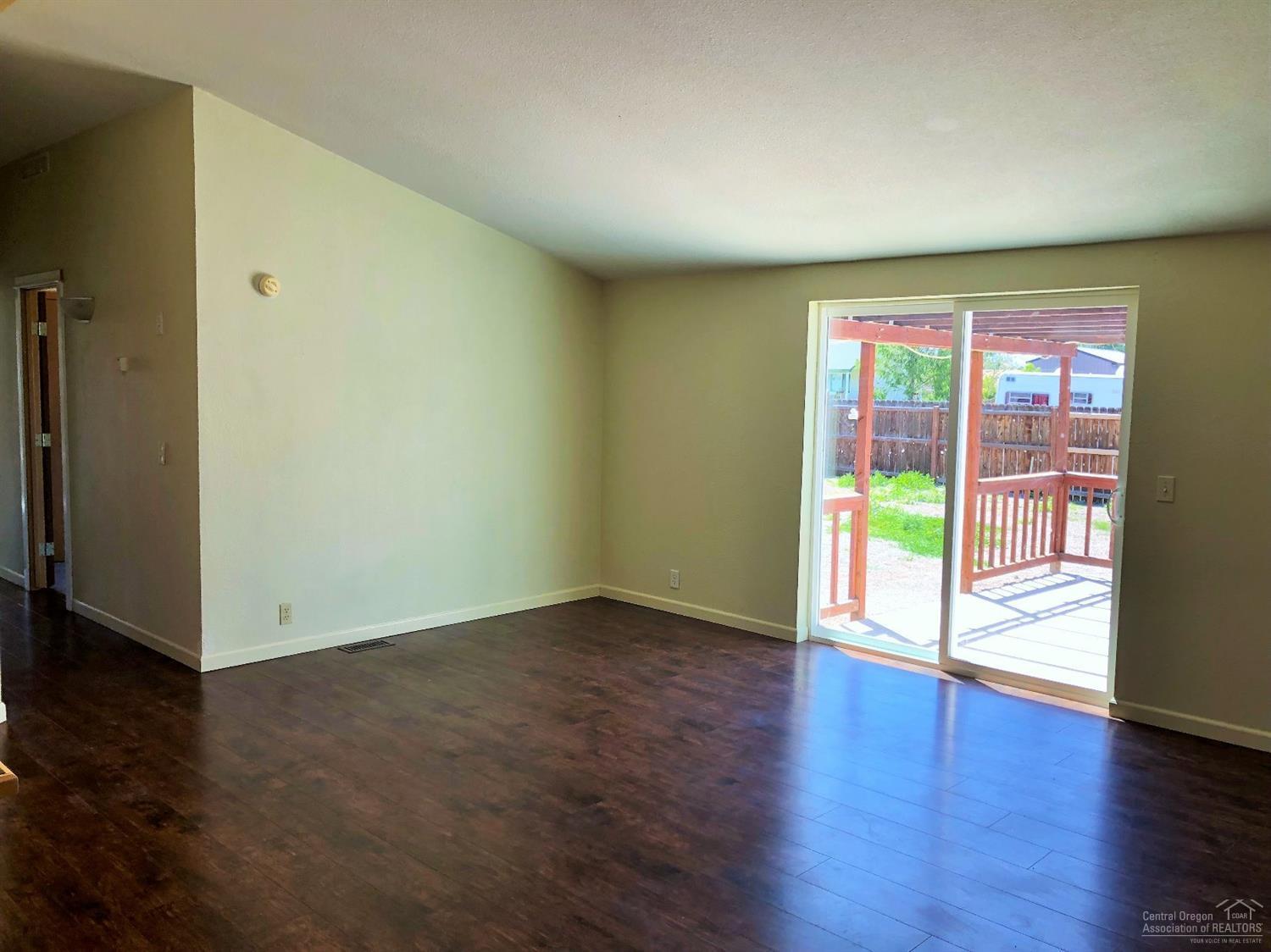 435 Scenic Loop Culver, OR 97734 - Photo 6 of 15 Family room open to the kitchen