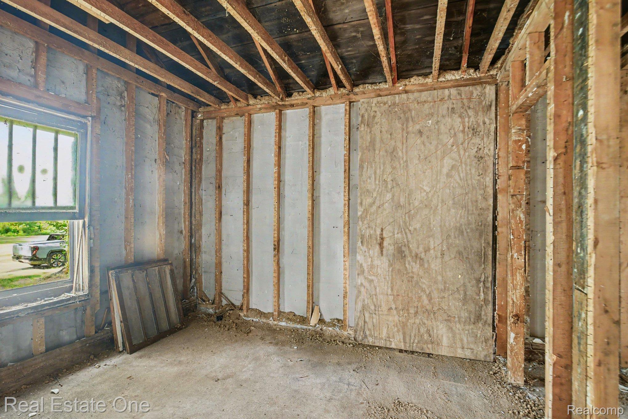 5 3rd Street Yale, MI 48097 - Photo 4 of 17 004_file_2328.jpg