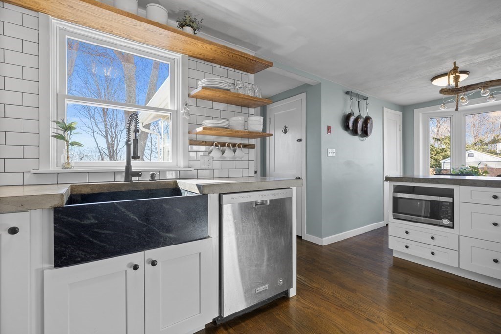 17 Harborview Road Hull, MA 02045 - Photo 3 of 22 Gallery Image 3