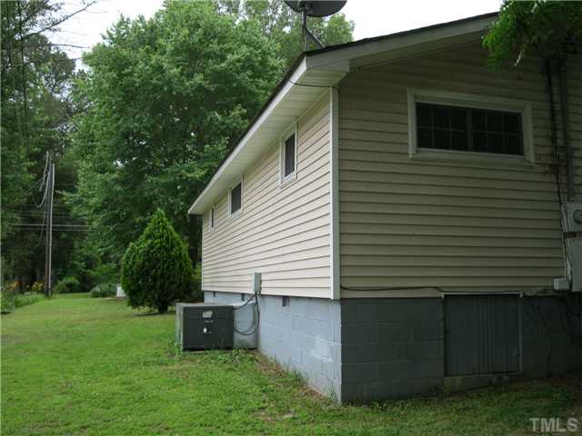922 Ranch Farm Road Raleigh, NC 27603 - Photo 12 of 12 a backyard of a house with table and chairs