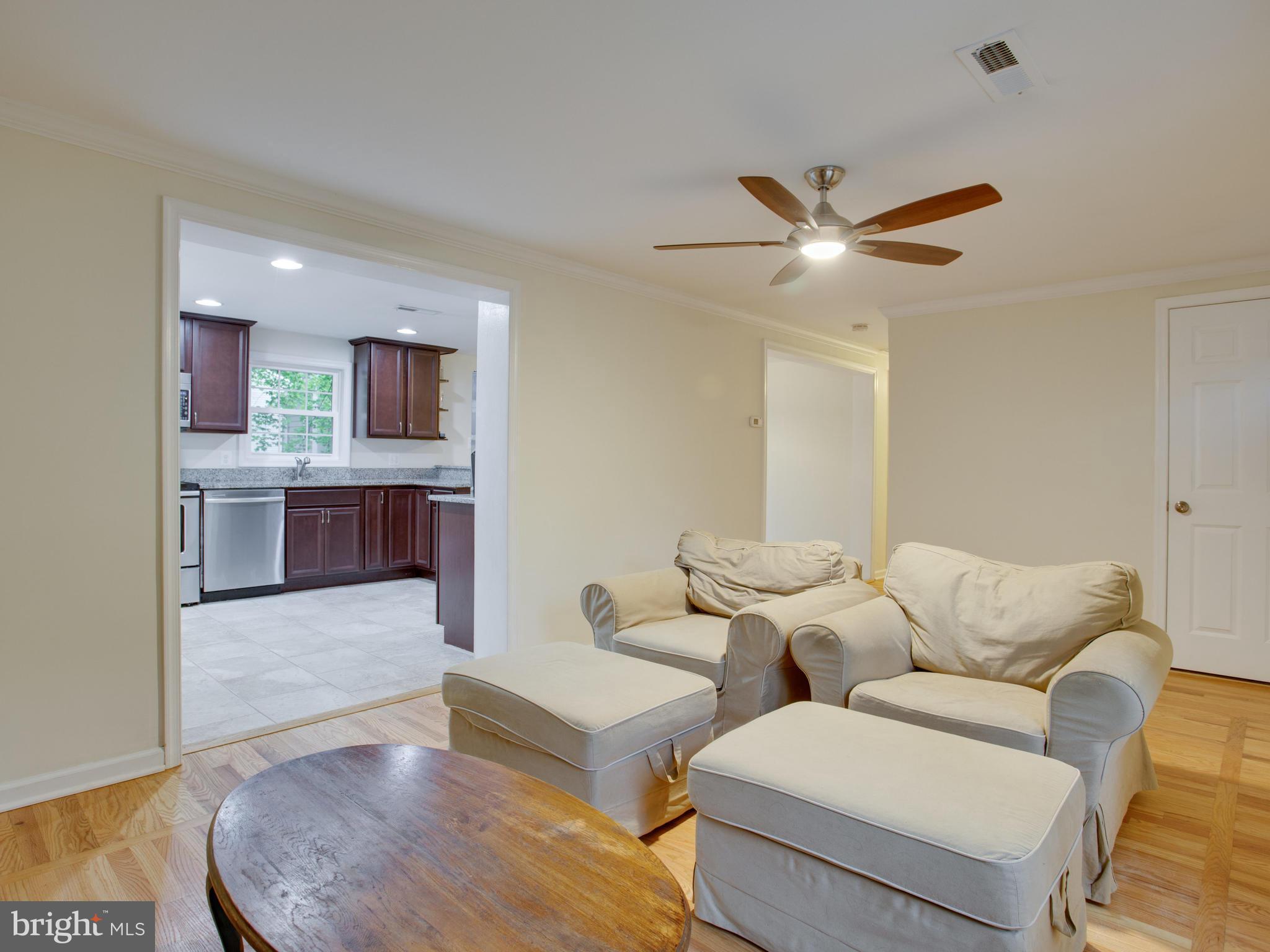 6 Boxwood Road Annapolis, MD 21403 - Photo 12 of 30 Living Room