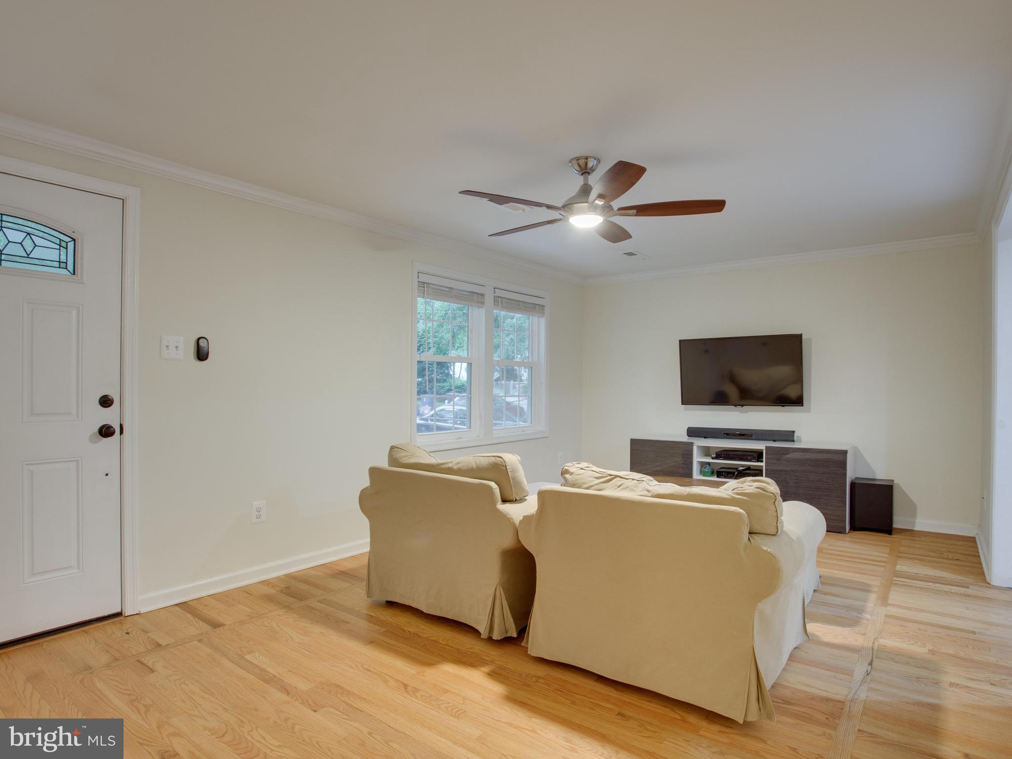 6 Boxwood Road Annapolis, MD 21403 - Photo 15 of 30 Living Room