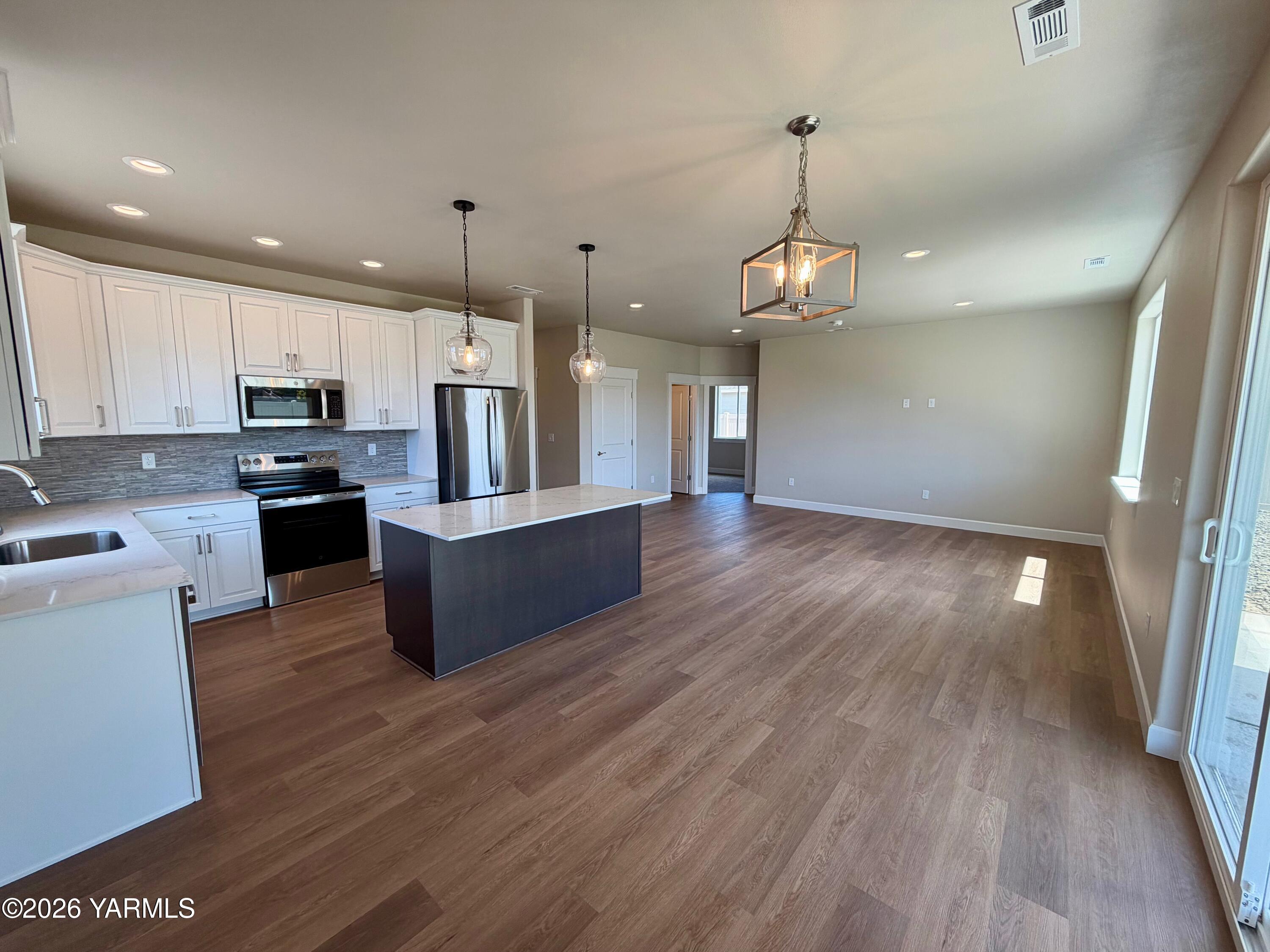 5914 Crestfields Road Yakima, WA 98903 - Photo 6 of 24 Living Room 2