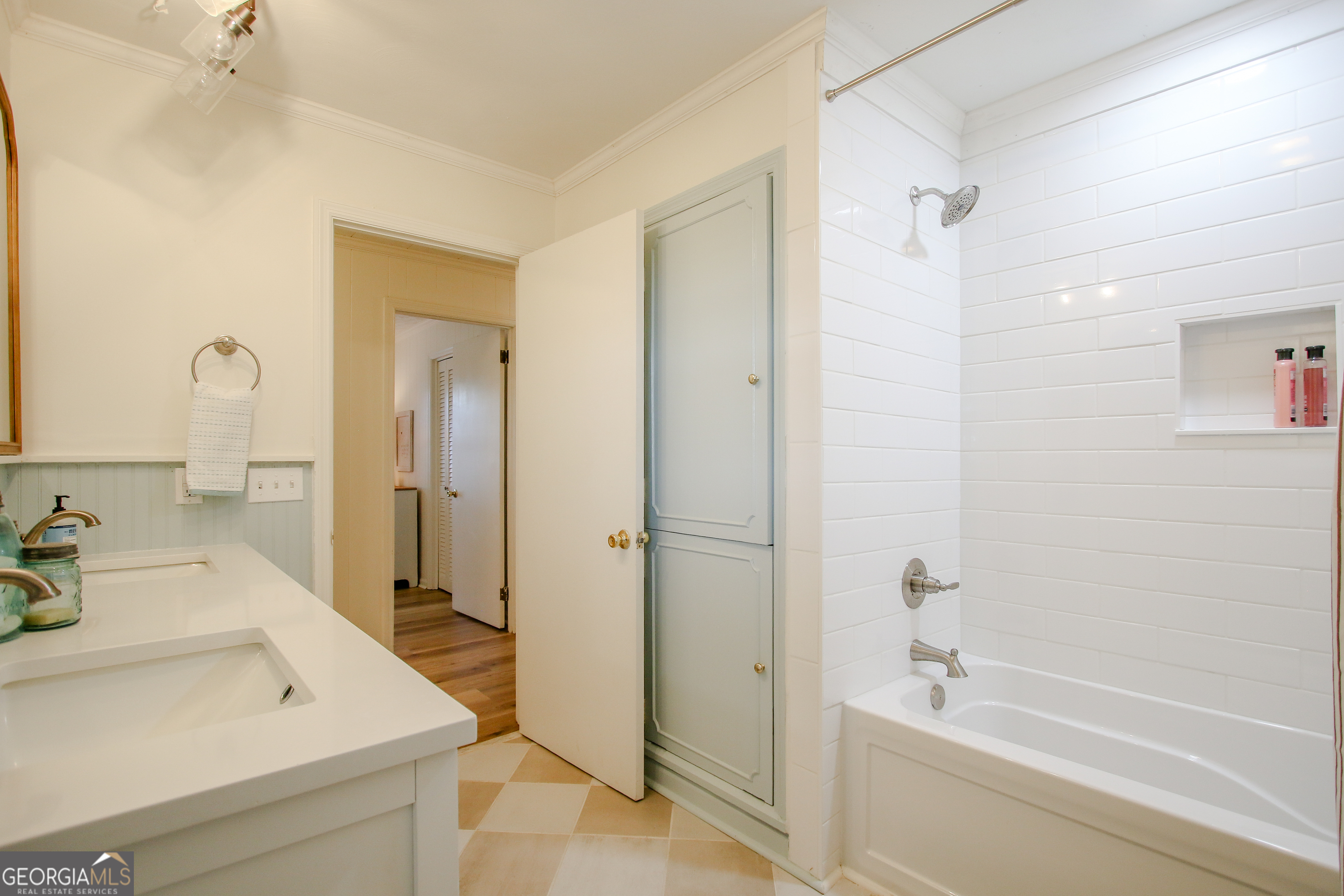 813 Evergreen Road Cobbtown, GA 30420 - Photo 60 of 72 a bathroom with a sink a mirror and a bathtub